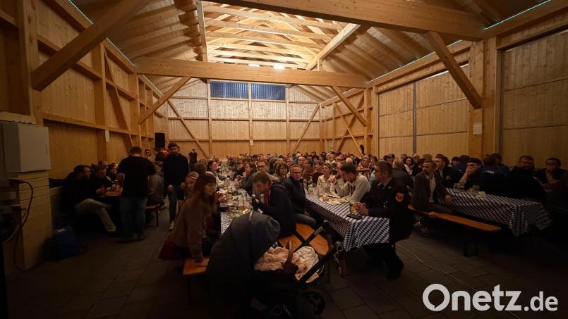 Das ganze Dorf ist gekommen: Bei der Eröffnungsfeier war der Vereinsstodl voll. Bild: gri