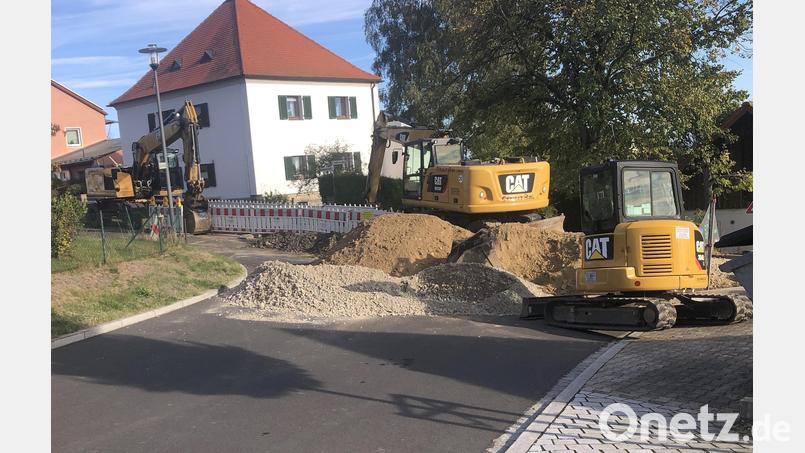 Seit Tagen ist die Rathausstraße in Fuchsmühl eine Baustelle. Die Wasserleitung wird erneuert. Bild: Werner Robl