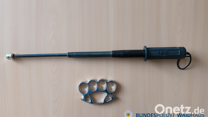 Die Bundespolizei hat eine Stahlrute und einen Schlagring sichergestellt. Bild: Bundespolizei
