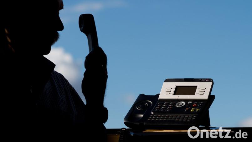 Die Polizei Hof hat einen Tatverdächtigen zu einer Serie von Drohanrufen an einer Hofer Realschule ermittelt. Symbolbild: Julian Stratenschulte/dpa