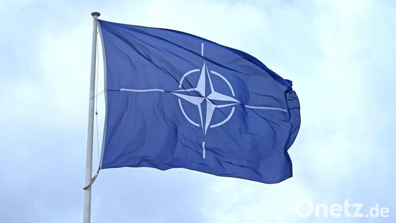 Flagge vor dem Nato-Hauptquartier Bild: Elisa Schu/dpa