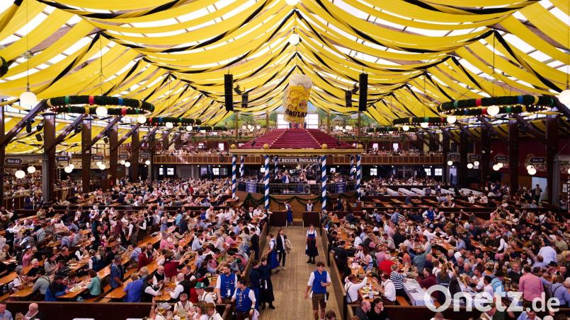 Im Paulaner-Zelt kündigten sieben Schankkellner die Arbeit auf. (Archivbild) Bild: Sven Hoppe/dpa