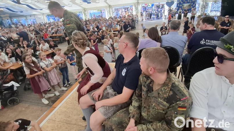 Bei der Reise nach Jerusalem ist immer ein Platz zu wenig. Hunderte von Zuschauern, die schon am Nachmittag zum Kirwawettkampf ins Bierzelt gekommen sind, verfolgen gespannt, wen es als nächsten trifft. Bild: Gabriela Amann