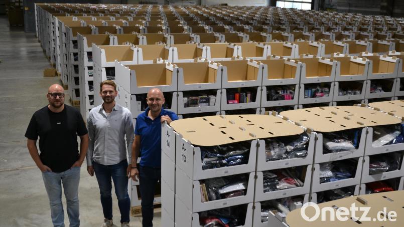 Die drei Gesellschafter Mathias Zintl, Daniel Müller und Matthias Ziegler (von links) am neuen Standort der Pontara GmbH in Tirschenreuth. Damit ist die Zeit des Leerstands für die einstige Zehendner-Keramik-Halle beendet. Bild: rti