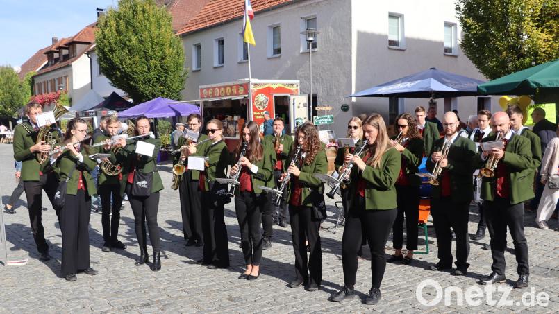 Die Mitglieder der Blaskapelle St. Georg Rieden spielten beim Platzkonzert nach der Eröffnung des 20. Marktsonntages auf. Bild: Michael Rabenhofer