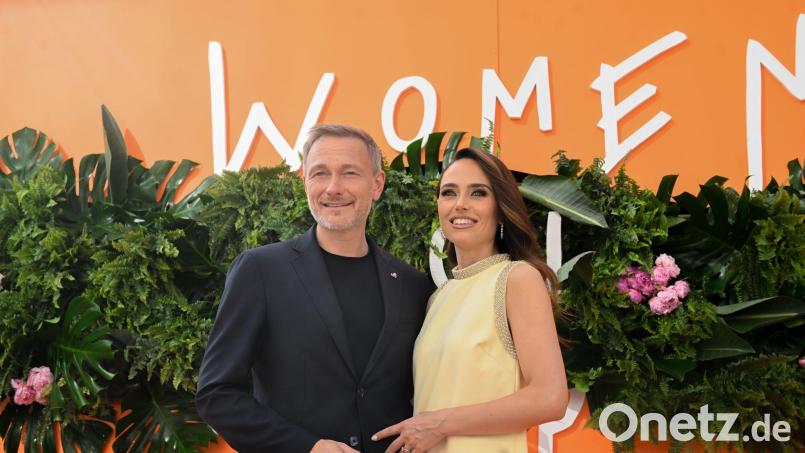 Franca Lehfeldt (mit Ehemann Christian Lindner) ärgerte sich über veraltete Rollenbilder und schrieb ein Sachbuch. (Archivbild) Bild: Roberto Pfeil/dpa