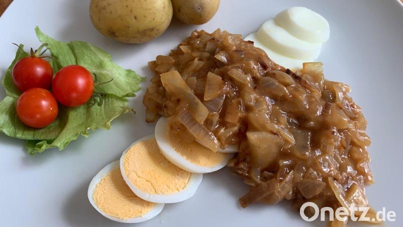 Das Kachelmues ist eine Spezialität aus dem Elsass. Zu dem Zwiebelgemüse gibt es hartgekochte Eier und Pellkartoffeln. Bild: Michael Schiffer