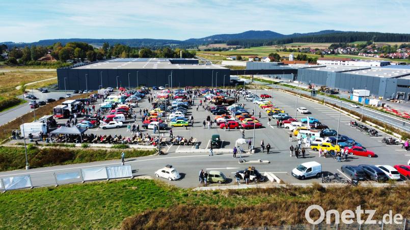 Die Parkpyramide beim Waldershofer Cub-Werk war am Sonntag der Treffpunkt für Oldtimerfans aus der Region. Bild: Oswald Zintl