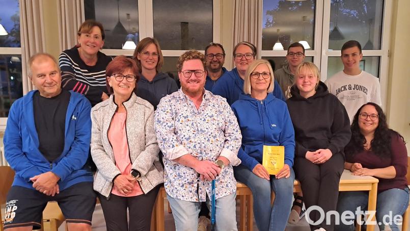 Die Akteurinnen und Akteure mit Regisseurin Petra Köstler (Vierte von links). Bild: Gisela Kuhbandner