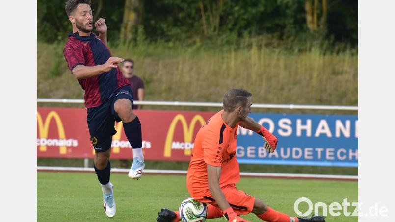 Ende Juli empfing der 1. FC Schwarzenfeld mit Torwart Stefan Seitz in der ersten BFV-Pokalrunde die SpVgg Unterhaching (Szene aus diesem Spiel). Am Dienstag sind die Schwarzenfelder im Halbfinale des Totopokals ausgeschieden. Bild: Hans Mark