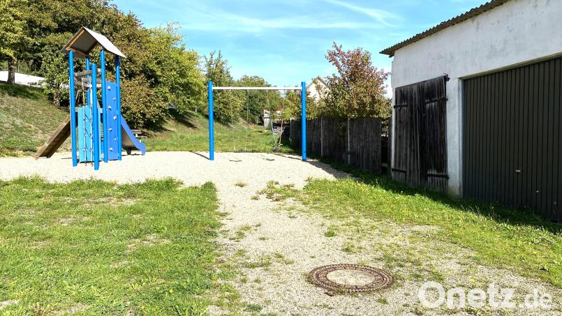 Auf dem Weg neben den Garagen und dem Gartenzaun von Alfons Braun wurde von der Gemeinde im Zuge des Spielplatzbaus eine Doppelschaukel aufgestellt. Die rechtlichen Auseinandersetzungen ziehen sich bereits rund vier Jahre. Inzwischen ist eine Klage beim Verwaltungsgericht Regensburg anhängig. Bild: Claudia Völkl