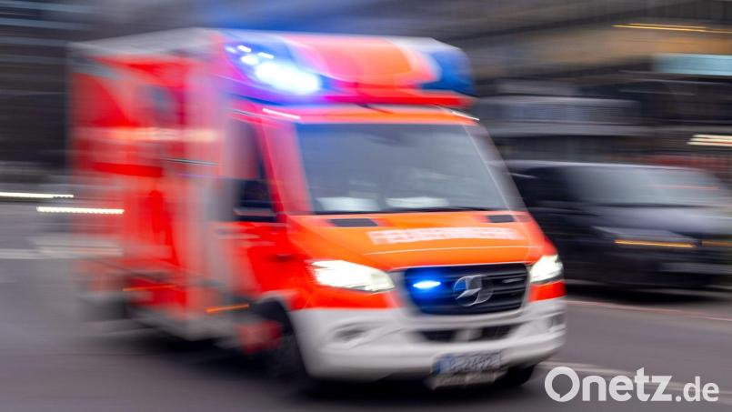 Der 83-jährige Autofahrer wurde nach dem Unfall in eine Klinik gebracht. (Symbolbild) Bild: Monika Skolimowska/dpa
