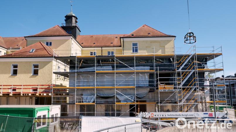 Der Erweiterungsbau der Amberger Max-Josef-Schule liegt westlich des Bestandsgebäudes - zum Richtfest schwebte eine Richtkrone darüber. Bild: Peter Ringeisen