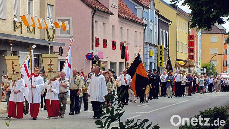Die Kolpingsfamilie Weiden St.-Josef führt ihre Fahne bei Fronleichnam durch die Straßen zu den vier Altären. Dieses Bild entstand vor zwei Jahren. Mit der Vereinsauflösung endet 2027 auch diese Tradition. Archivbild: Karl Zitzmann