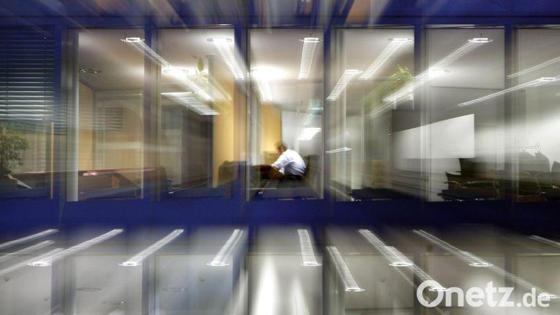 Ein Arbeitnehmer im abendlichen Büro. Die Identifikation mit dem Beruf nimmt laut einer neuen Umfrage ab. (Symbolbild) Bild: Frank Rumpenhorst/dpa