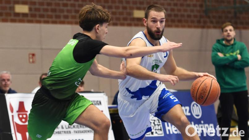 TB-Spieler Laszlo Jahrsdörfer am Ball: Vor knapp einem Jahr gewann der TB Weiden das Basketball-Derby gegen die DJK Pressath in eigener Halle. Zum Saisonauftakt der Bayernliga Nord treffen beide Mannschaften erneut aufeinander. Archivbild: Gerhard Büttner