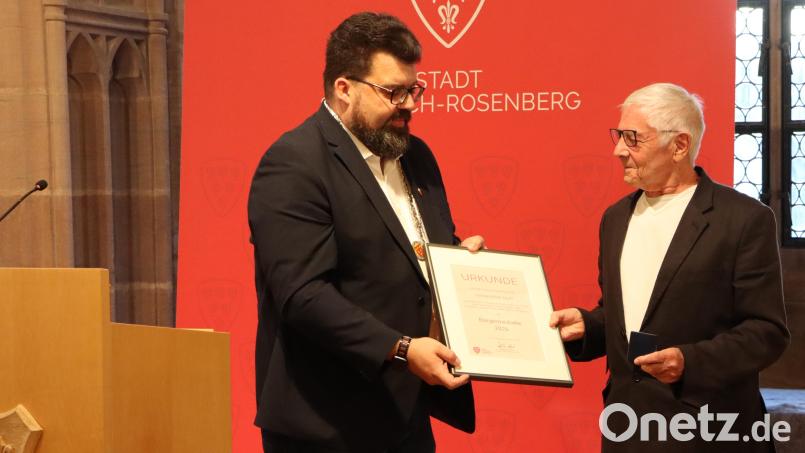 Bürgermeister Stefan Frank verleiht die Bürgermedaille der Stadt Sulzbach-Rosenberg an Peter Zahn. Bild: Andreas Eckl
