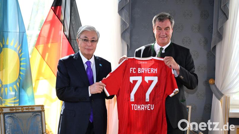 Ein Trikot als Geschenk: Markus Söder empfängt den Präsidenten Kasachstans. Bild: Felix Hörhager/dpa