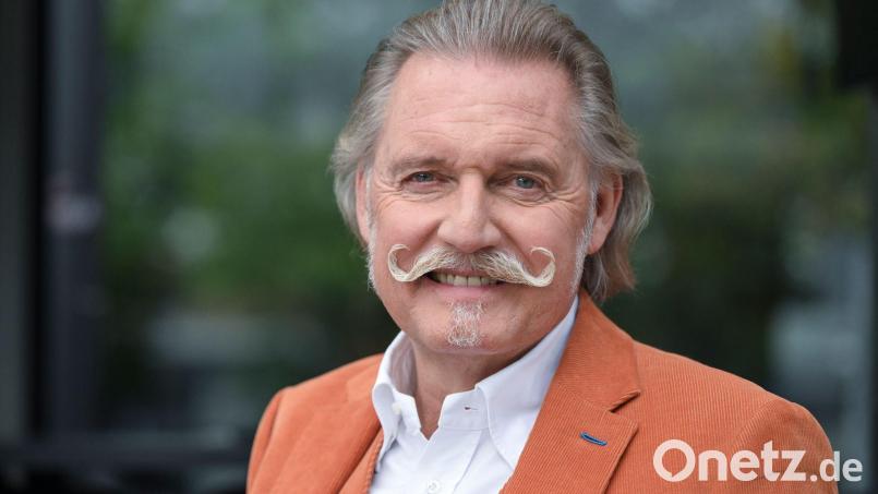 Im Anschluss an die Filme schenkt Ingo Lenßen auch den Zuschauern ein offenes Ohr. (Archivbild) Bild: Jens Kalaene/dpa