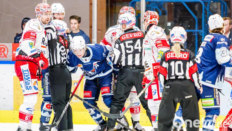 Das Schiedsrichtergespann in den gestreiften Trikots wurde nach dem Spiel der Blue Devils Weiden gegen die Eispiraten Crimmitschau zur Zielscheibe von Crimmitschau-Chefcoach Jussi Tuores. Archivbild: Elke Englmaier