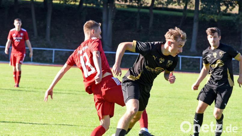 Die SpVgg Wiesau (links Lukas Bächer) und der FC Tirschenreuth (rechts Andreas Bäuml) trennten sich vergangenen Sonntag 1:1. Am zwölften Spieltag der Kreisliga 2 gastiert Wiesau bei Spitzenreiter VfB Arzberg, die Tirschenreuther empfangen den FC Marktleuthen. Bild: Rudi Gebert