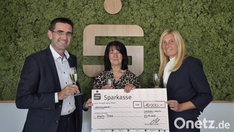 Von links: Gebietsdirektor Günter Süß, Gewinnerin Karin Ries und Beraterin Verena Bauer. Bild: Lukas Kredler, Sparkasse