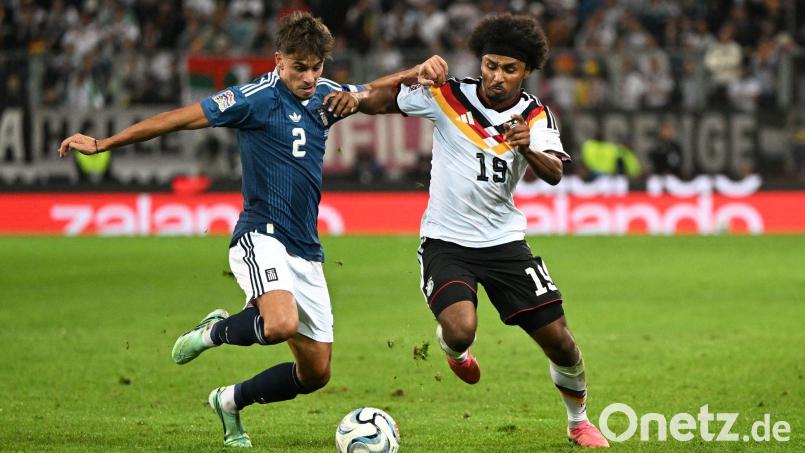 Karim Adeyemi (rechts) wurde im Spiel gegen Griechenland immer wieder beleidigt. Ein Fan hielt lautstark dagegen.. Bild: Sven Hoppe/dpa