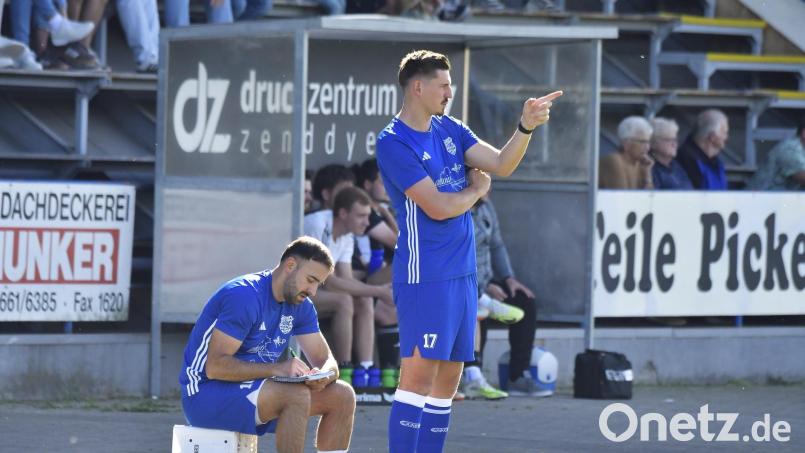 Die beiden Trainer des TuS Rosenberg, Dennis Kramer (links) und Jonas Dotzler, tüfteln an einem Plan für das Gastspiel am Sonntag beim TuS/WE Hirschau. Bild: Hubert Ziegler