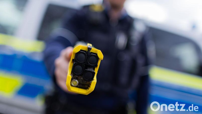 Um den 26-Jährigen zu überwältigen, setzt die Polizei einen Taser ein. (Symbolbild) Bild: Rolf Vennenbernd/dpa