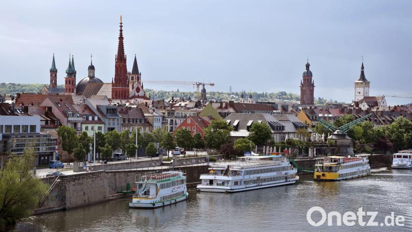 Wolkenloser Himmel in Würzburg. Unterfranken wird nach Vorhersage des DWD an diesem Mittwoch einmal mehr die wärmste Region Bayerns sein. (Archivbild) Bild: Karl-Josef Hildenbrand/dpa
