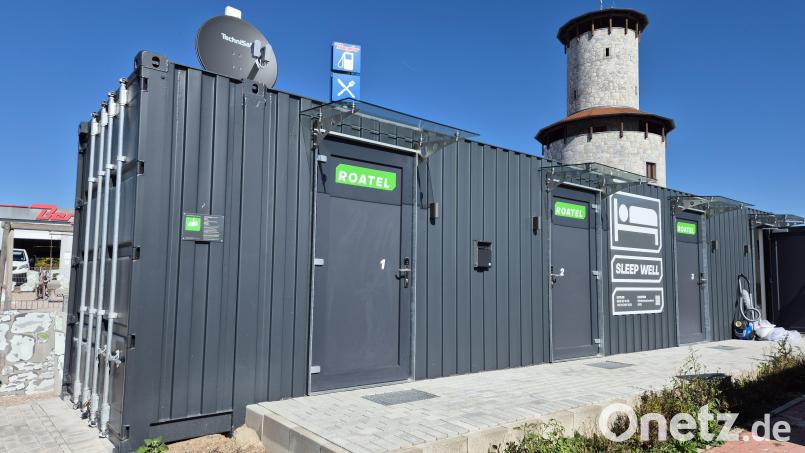 Vier Zimmer mit jeweils 7,5 Quadratmetern stehen in dem neuen Roatel-Container auf dem Autohof Bergler zur Verfügung. Seit Anfang September kann hier übernachtet werden. Bild: Lowak
