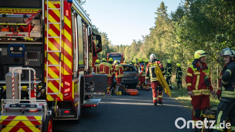 In der Spitze sollen bis zu 100 Feuerwehrleute und 80 Sanitäter und Notärzte im Einsatz gewesen sein. Bild: Marina Gube