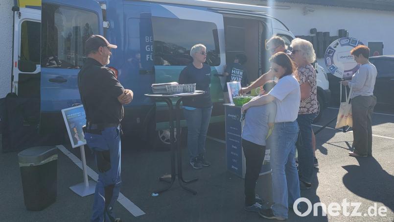 Der "Redaktion on Tour"-Bus von Oberpfalz-Medien machte Ende September Halt in Eschenbach. Bild: Lisa Sebald