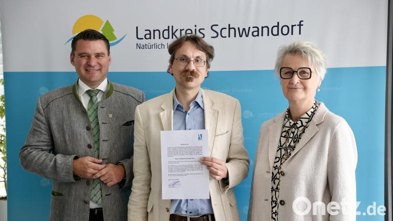 Der Nabburger Archivar Gotthard Kemmether (Mitte) wurde erneut zum ehrenamtlichen Kreisarchivpfleger bestellt. Die Urkunde überreichten Dr. Maria Sagstetter und Landrat Thomas Ebeling. Bild: Laura Kohl