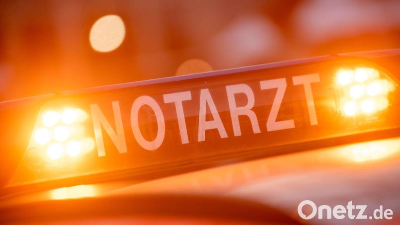 Ein zufällig hinzukommender Notarzt untersuchte die beiden Fahrer und konnte feststellen, dass sie mit Glück unverletzt geblieben sind. (Symbolbild) Bild: Lino Mirgeler/dpa
