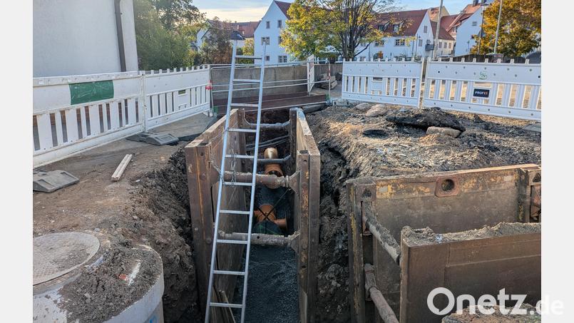 Größer als bisher dimensioniert ist der neue Kanalstrang, der in der Brauhausstraße Oberflächenwasser in die Wondreb ableitet. Der Zulauf ist am Dienstag verlegt worden. Im Hintergrund die früheren Wirtschaftsgebäude des Klosters im bereits sanierten Mühlenviertel. Bild: Paul Zrenner