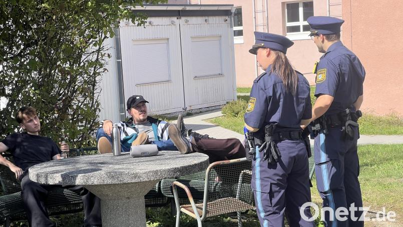 Beim sogenannten situativen Handlungstraining werden die Polizeischüler der Bereitschaftspolizei in Sulzbach-Rosenberg mit Situationen konfrontiert, wie sie ihnen im Arbeitsalltag begegnen können. Zum Beispiel drei augenscheinlich Jugendliche, die im Park lautstark Musik hören und Alkohol trinken. Bild: hop