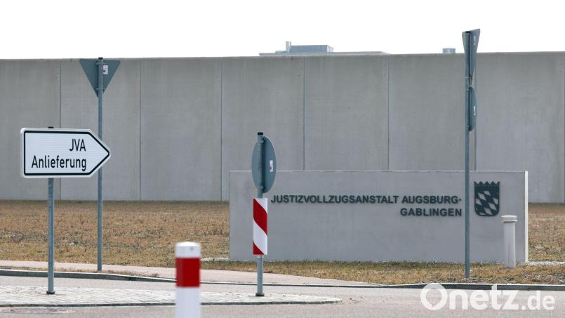 Hinter den Mauern der JVA Augsburg-Gablingen sollen etliche Gefangene misshandelt worden sein. (Archivbild) Bild: Karl-Josef Hildenbrand/dpa