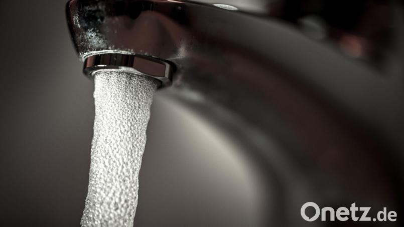 Der Zweckverband zur Wasserversorgung der Nord-Ost-Gruppe Neunburg vorm Wald hat verkündet: Wassersperrung am 6. Oktober. Symbolbild: Felix Kästle/dpa