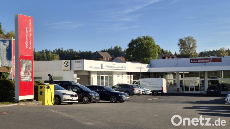 Viele Kunden der Auto Brucker GmbH mit Sitz in Brand im Landkreis Tirschenreuth warten seit Langem auf ihre Fahrzeuge. Bild: lue