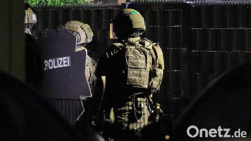 Mit einer groß angelegten Razzia geht die Polizei seit dem Morgen gegen ein Geldwäsche-Netzwerk und Rocker der „Hells Angels“ vor. Bild: Christoph Reichwein/dpa