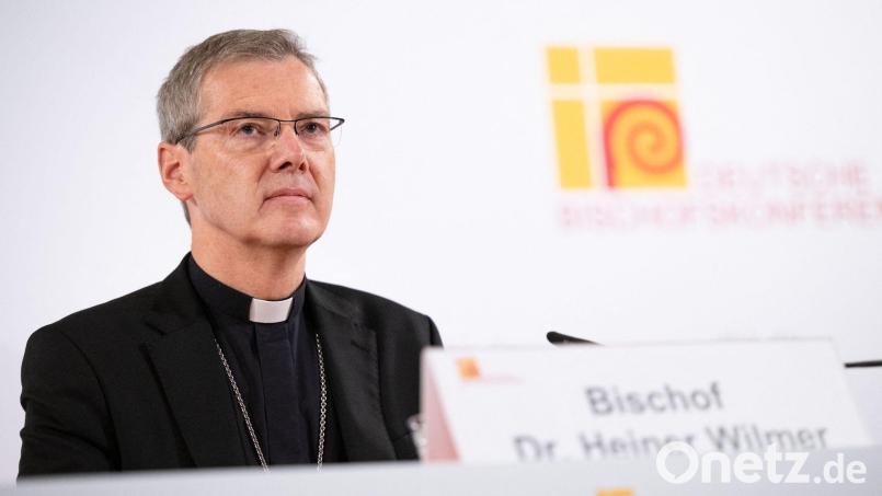Der Vorsitzende der Bischofskonferenz, Heiner Wilmer, verweist auf Menschenwürde, Nächstenliebe und demokratische Kultur als Antwort der Kirche. Bild: Florian Wiegand/dpa