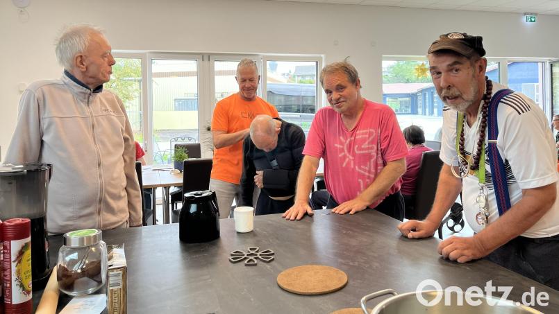 Bei der Betreuung von Menschen mit körperlichen und psychischen Behinderungen hat Biwi Hüther (im orangen Shirt) mit 60 einen neuen Platz in der Arbeitswelt gefunden. Hier hilft er in einer Wohngruppe in Wernberg einem verletzten Bewohner beim Justieren seines Schultergurts. Bild: Dr. Loew Soziale Dienstleistungen