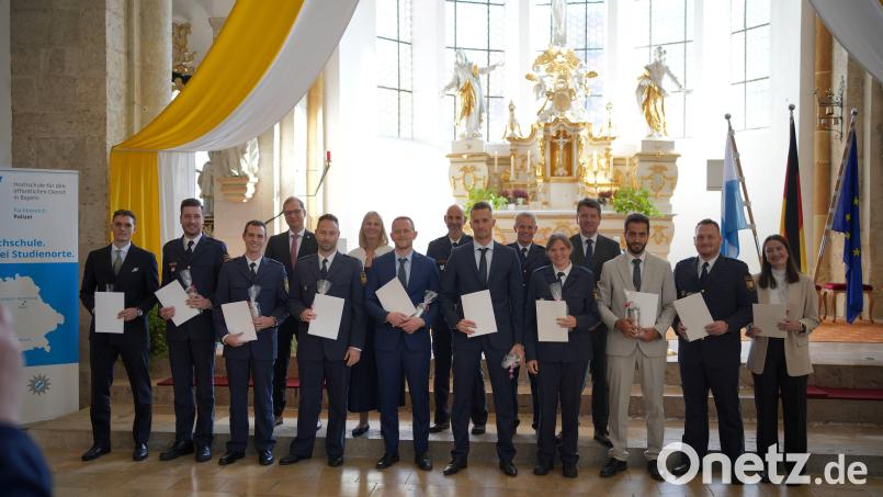 Die besten Absolventen unter den neuen bayerischen Kommissaren erhalten eine besondere Ehrung. Bild: HföD