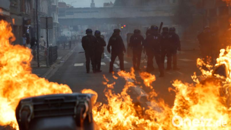 Bei den Schulprotesten in Frankreich sind zahlreiche Menschen festgenommen worden. Bild: Jean-Francois Badias/AP/dpa