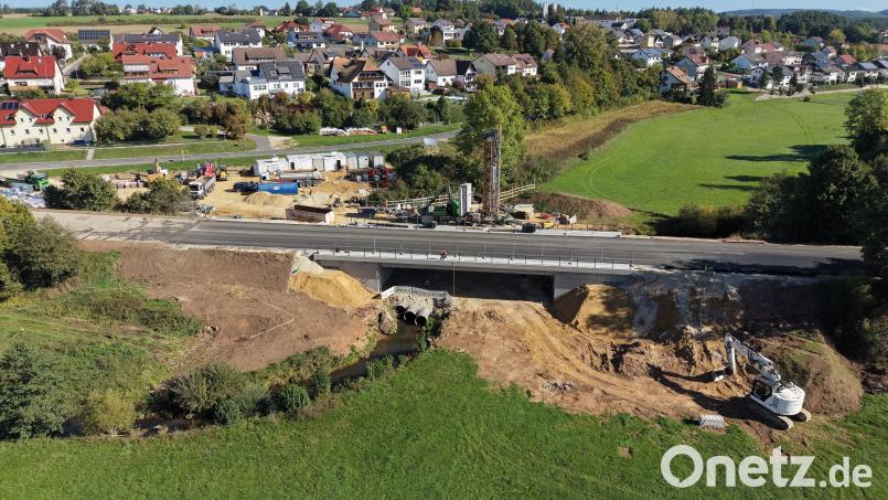 Die Brücke über den Flembach ist fertig, die Straße freigegeben. Bis 31. Oktober werden noch Restarbeiten und Rückbauten ausgeführt. Bild: Christoph Weh, Staatliches Bauamt Sulzbach-Rosenberg