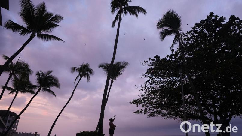 Trügerische Inselromantik: Der Hurrikan „Nolo“ hat auch die Ironman-Vorbereitung beeinflusst. (Archivbild) Bild: Gregory Bull/AP/dpa