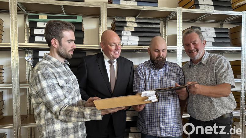 Tobias Damberger, Leiter des Stadtarchivs, Oberbürgermeister Oliver Weigel, Max Plail, stellvertretender Leiter des Stadtarchivs, und Hauptamtsleiter Stefan Walberer (von links) freuen sich über den Umzug des Stadtarchivs ins Egerland-Kulturhaus. Bild: Stadt Marktredwitz (Anja Peltzer)