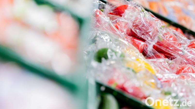 Obst und Gemüse steckt in Supermärkten oft in Plastikverpackungen. (Archivbild) Bild: Rolf Vennenbernd/dpa
