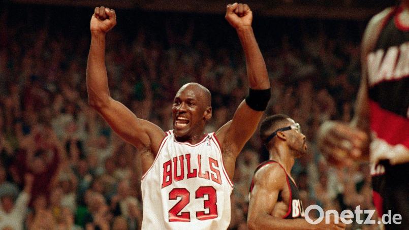 Die legendäre 23: Michael Jordan. (Archivbild) Bild: John Swart/AP/dpa